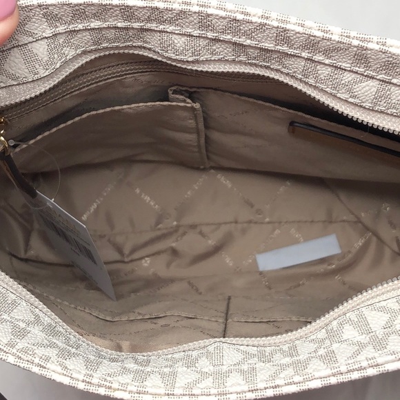 NWT Michael Kors large messenger crossbody - Picture 6 of 8